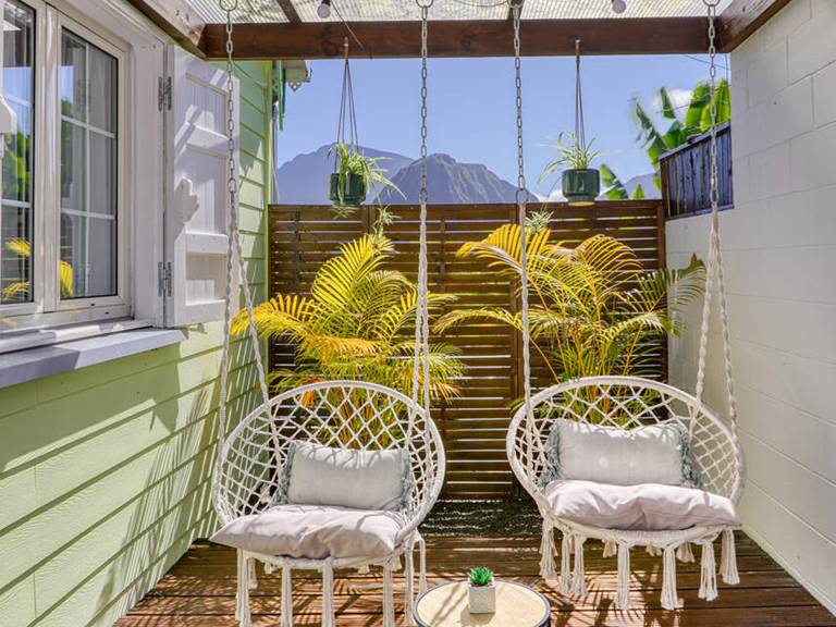 Coin détente avec balancelles du cocon d'Hell-Bourg, offrant une vue apaisante sur le Piton d’Anchaing et les montagnes du cirque de Salazie, à La Réunion.