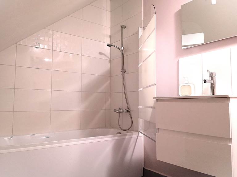 salle de bain de la chambre 10 avec baignoire