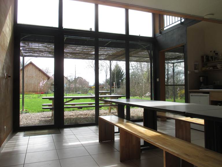 Salle principale très lumineuse avec vue sur le jardin