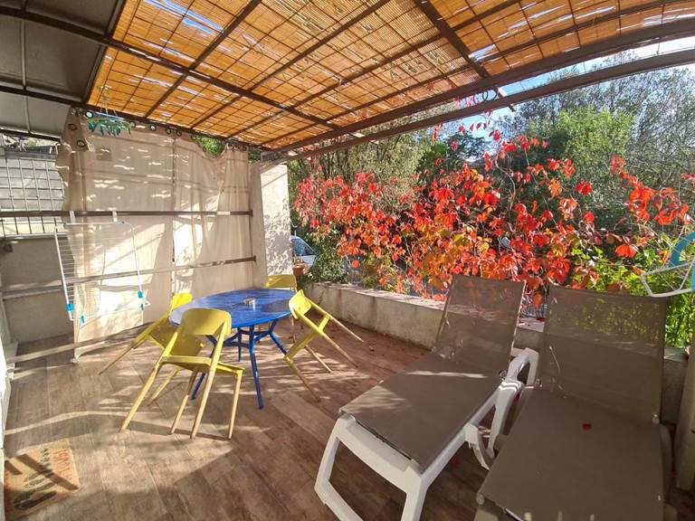 La terrasse ombragée de l'appartement