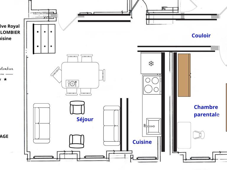 Séjour élégant du Manoir du Colombier avec sol en travertin, mobilier ancien rénové, verrière en chêne et vue sur les montagnes.
