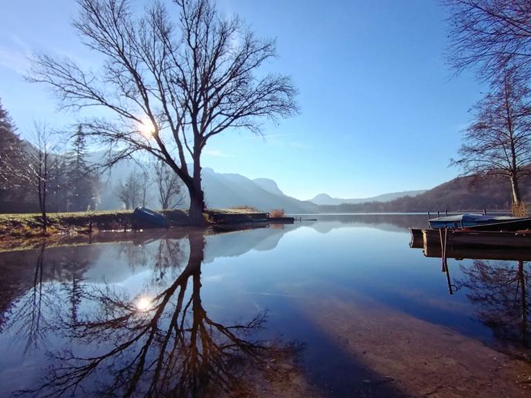 Lac de Barterand, spot de pêche et baignade à 20 minutes du gîte Le Manoir du Colombier, location de vacances au pied du Grand Colombier dans le Bugey.