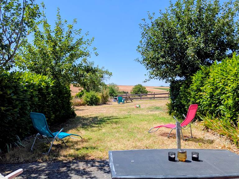 back-patio-backyard-view-cachette-jaulnay-gites-de-famille