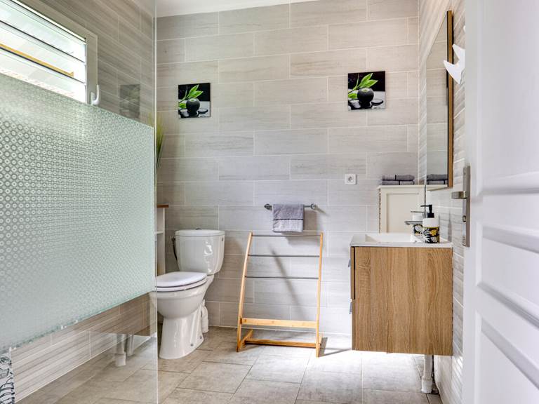 Salle de bain moderne de l’appartement Bambou à Hell-Bourg, équipée d’une douche à l’italienne et de tout le confort pour votre séjour à Salazie, La Réunion.