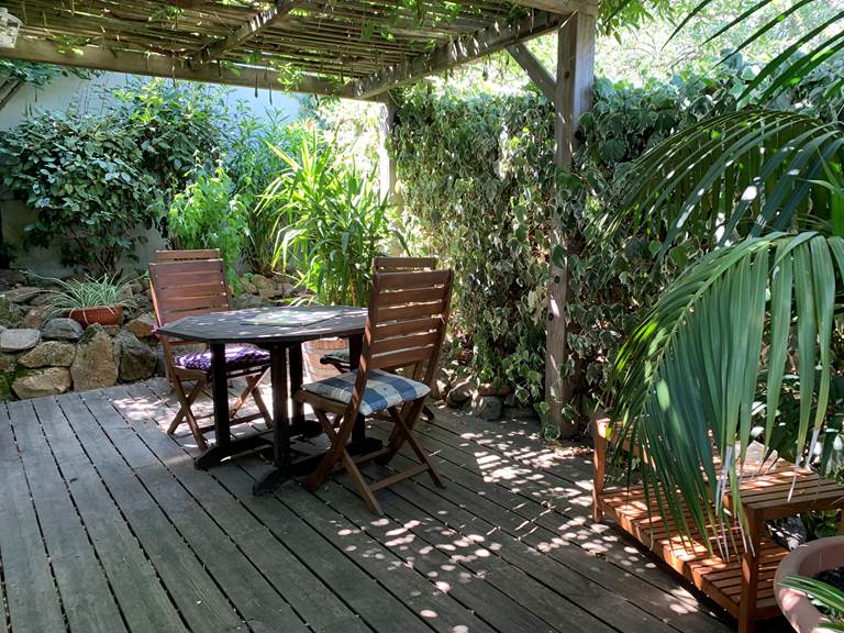 La terrasse est ombragée par une grande glycine