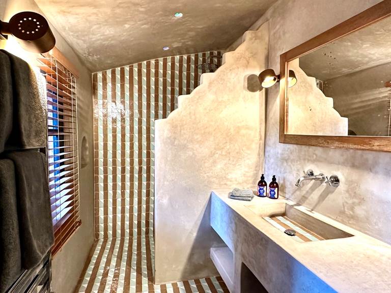 Un sèche serviette à thermostat agrémente votre moment douche.