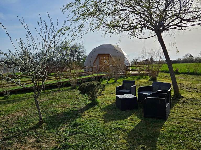 Bulle dôme géodésique logement insolite à Sancerre cher