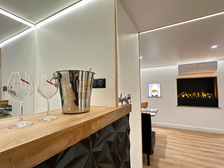love-room-eden-de-roques-salon (4)