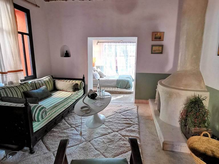 Suite Kalyptus - salon avec cheminée et chambre principale