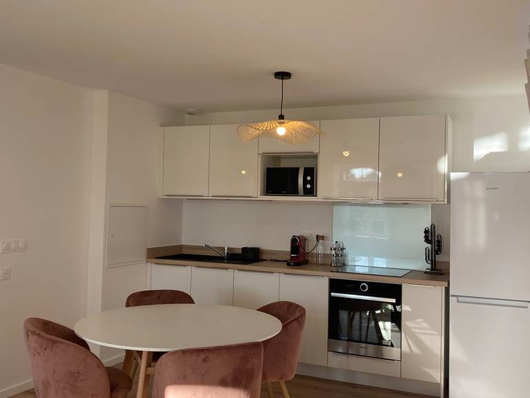 appartement-meuble-cambo-les-bains-cuisine-equipee.jpg