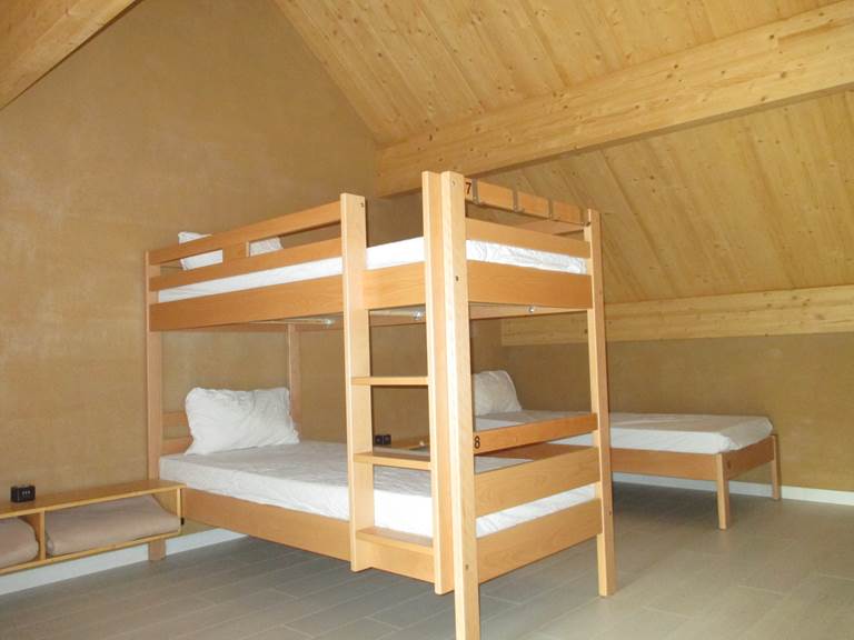 Petit dortoir de 4 lits à l'étage