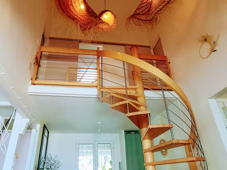 Accès 1er étage par un bel escalier en bois de hêtre naturel dans un espace cathédral