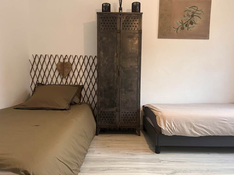 Chambre 1 3 lits simples de 90x200 ou 1 lit double 180x200 +lit simple