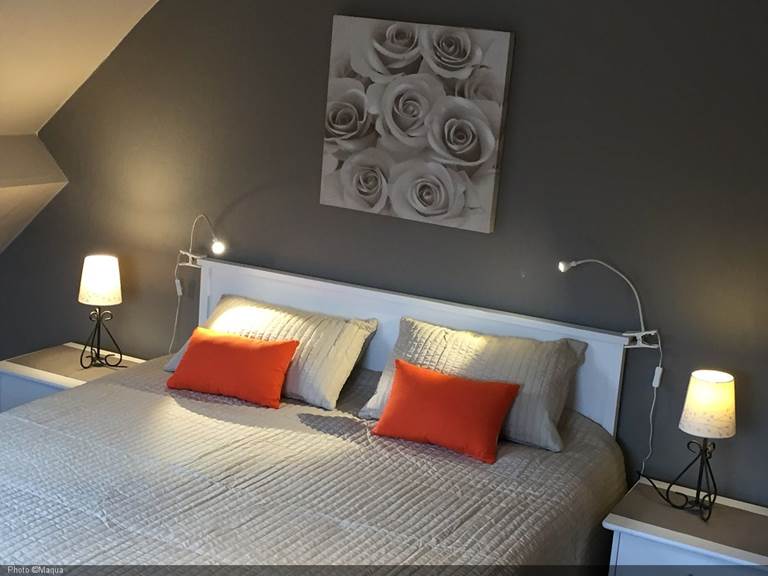 Chambre double, évier, fauteuil