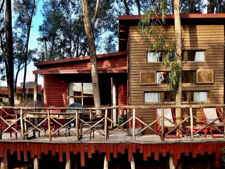 La cabane Taabiha dispose d'une terrasse privative... installez vous sous les eucalytus et écoutez le bruissement des feuilles