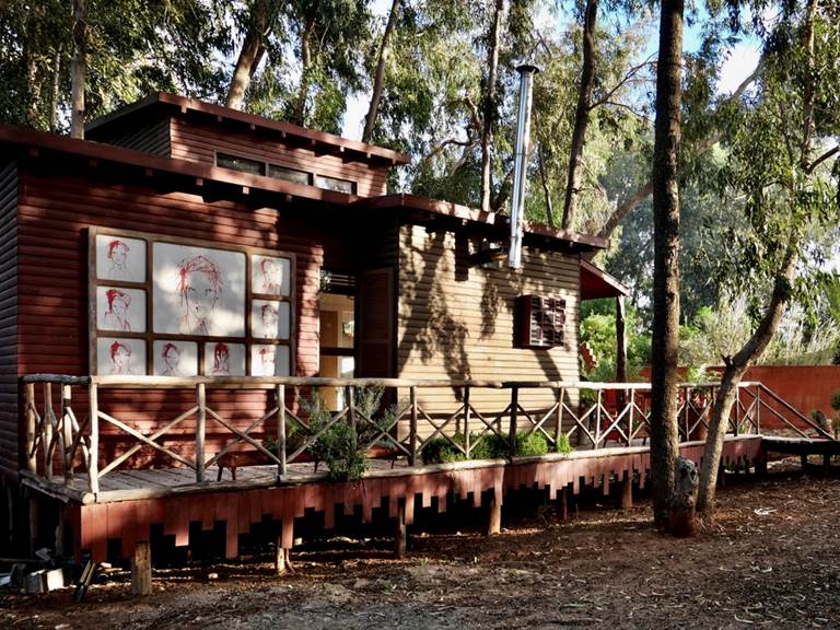 Véritable cabane sur pilotis, la Suite Taabiha est implantée au milieu de la forêt d'eucalyptus