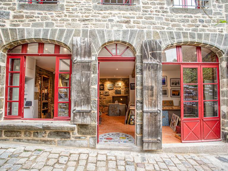 Artisan mosaïste au rez-de-chaussée