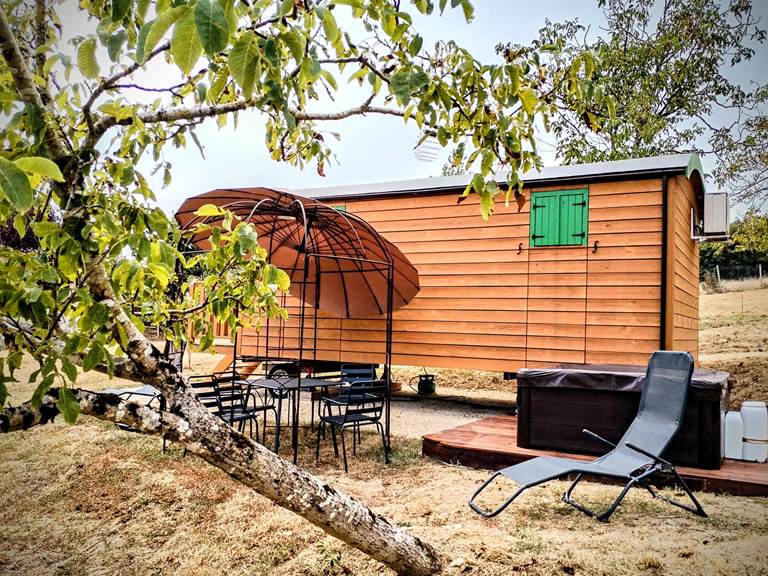 roulotte verte SERENITE avec SPA privatif salon de jardin et parasol