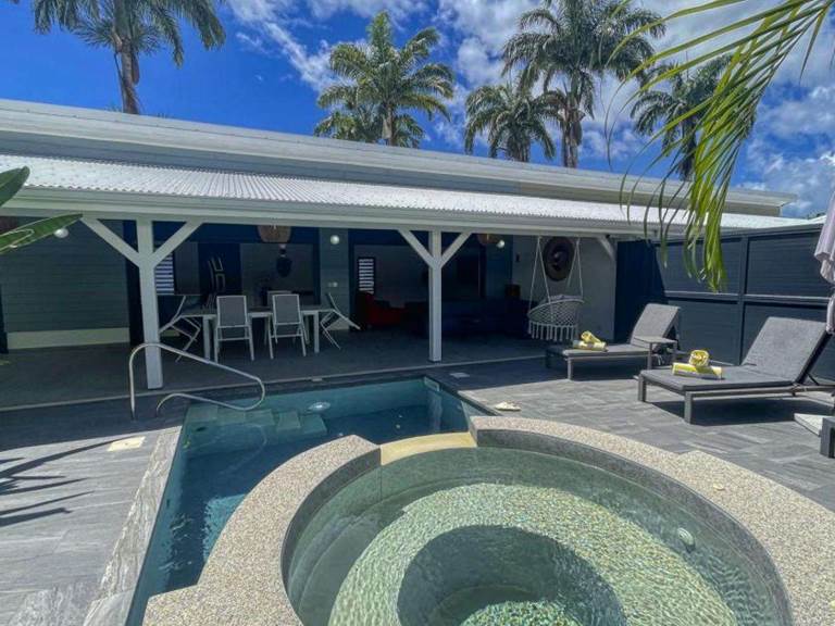 villa-azur-156956-1600-950-crop (1)