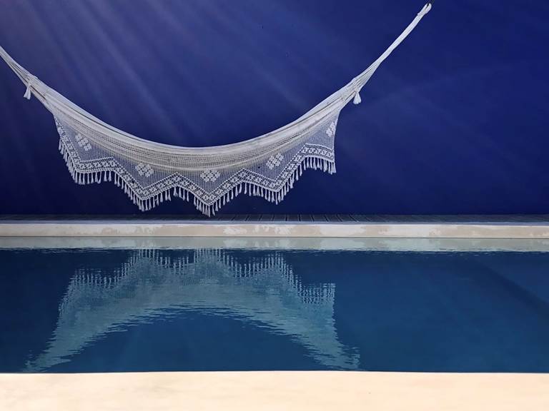 Posez vos bagages à Baoussala... Ce hamac vous attend au bord d'une piscine chauffée à 28°C toute l'année!