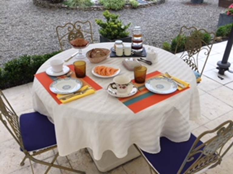 PETIT DEJEUNER EN TERRASSE