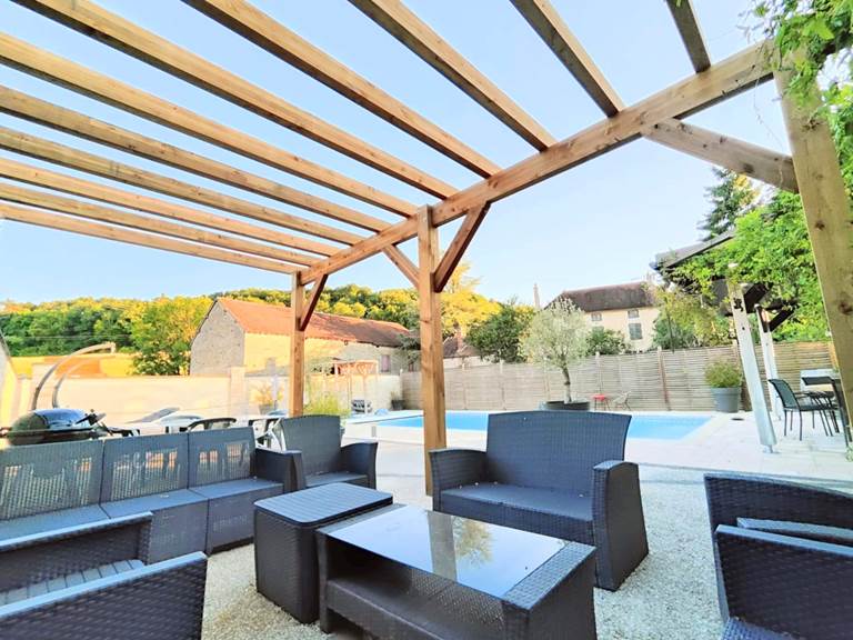 salon-de-jardin-piscine-au-vendangeoir