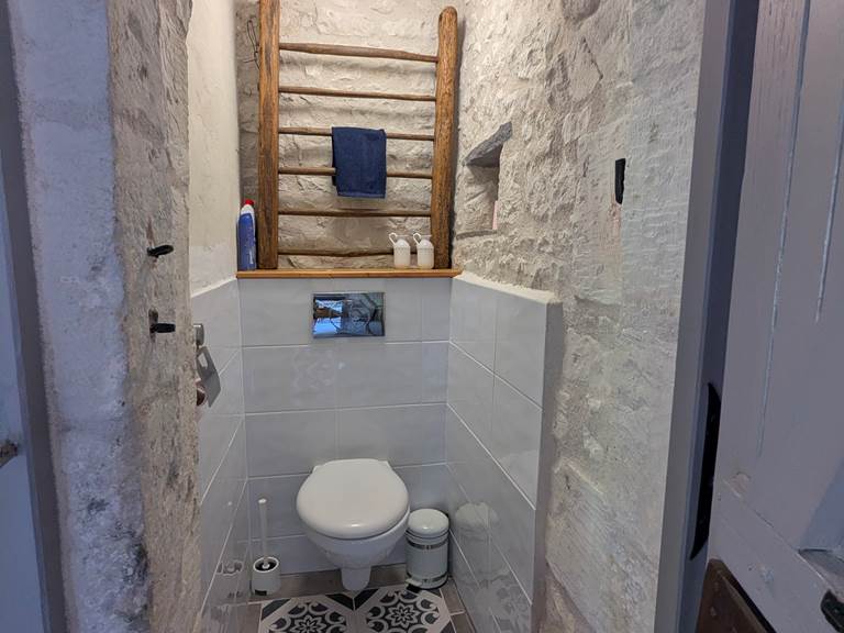 water-closet-cachette-jaulnay-gites-de-famille