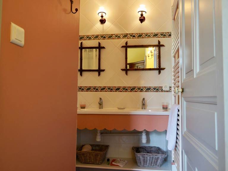Salle de bain avec douche dans la chambre tomette aux chambres d'hôtes la Rougeanne près de Carcassonne dans l'Aude