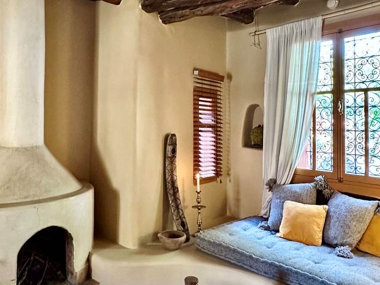 Salon avec cheminée, à votre disposition pour agrémenter vos soirées... Avec quelques bougies?