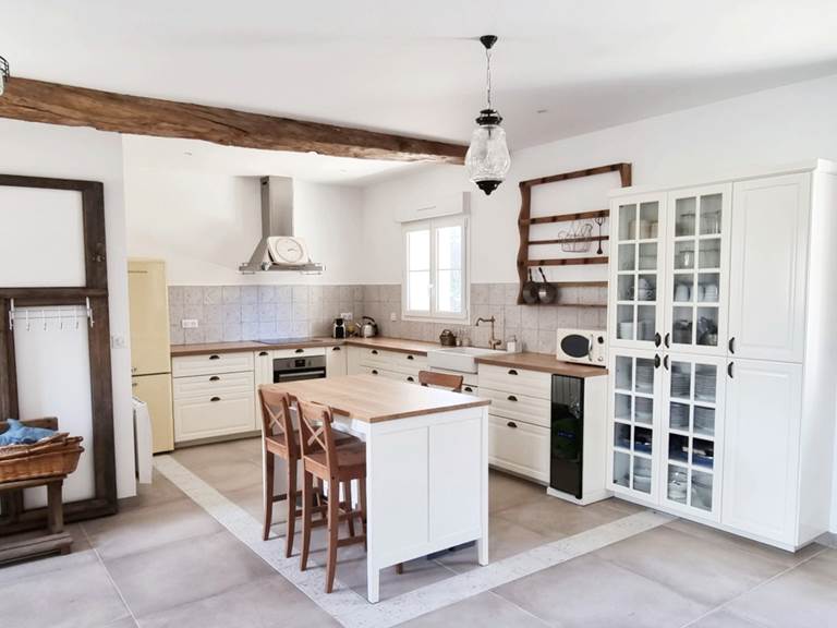 Grande cuisine ilot tout équipée de la Grange A Porteau -Domaine des Cyclamens
