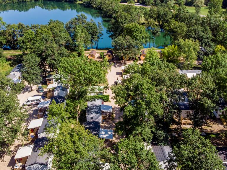 LesVoilesDeLaives-enfamille-avecenfants-chambre-bungalow-insolite-original-boismassif-couple-confort-snack-burger-repas-boire-manger-campingcar-terrasse-vue-lac-camping-vacances-weekend-booking-airbnb-lac-baignade-bourgogne-saônetloire-laives-tournus-chalonsursaône-tonneau-vin-routedesvins-71-tourisme-organisationévènementielle-A6