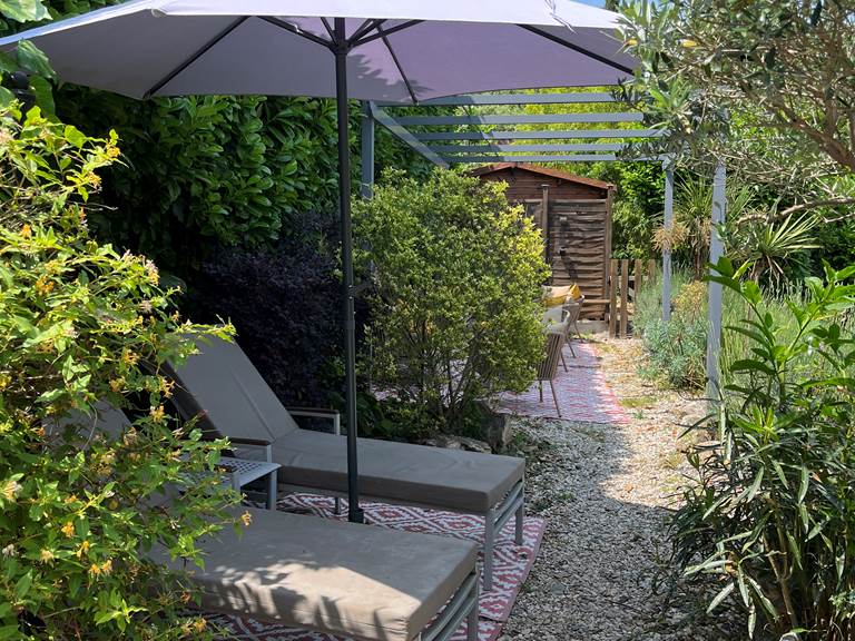 Détente dans le jardin vue piscine
