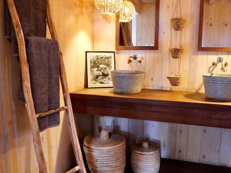 Installées sur un joli bois exotique, la double vasque offre tout le confort nécéssaire aux résidents de la cabane!