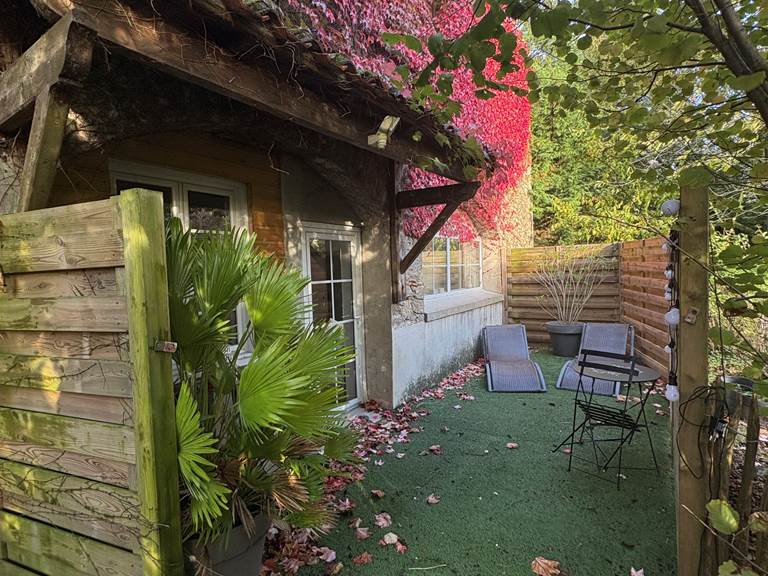 terrasse-fleurie-exterieur-gite-le-lijaly-bournezeau-vendee-nature-campagne.jpg