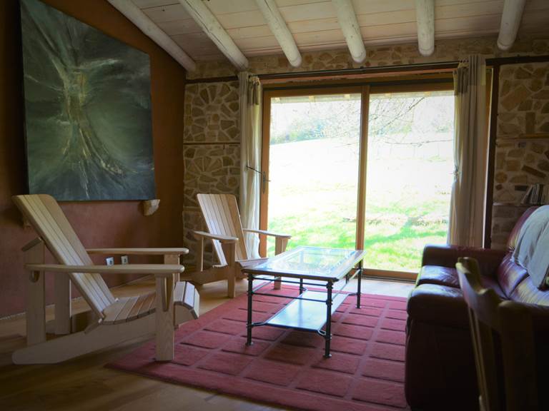 Espace salon de la chambre "Le Frêne" du gîte de l'atelier de l'arbre-lune, Jura
