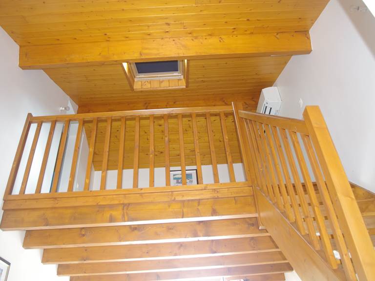 Mezzanine et accès pour la chambre à l'étage