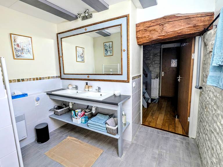 bathroom-double-vanity-exposed-beam-cachette-jaulnay-gites-de-famille
