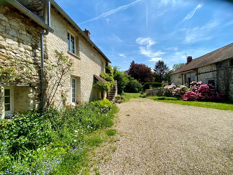 Cour et parking - Le Domaine Enchanté