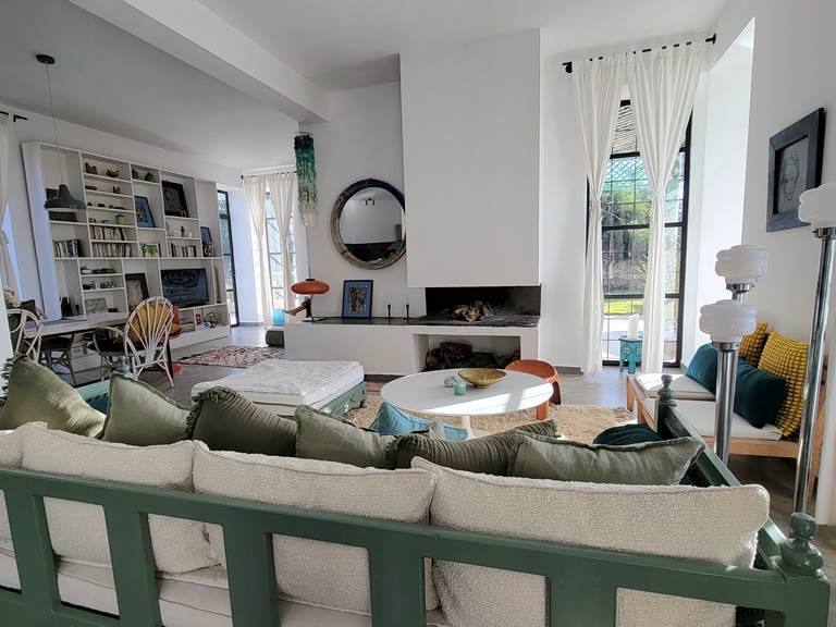 Le salon, en open space, propose une cheminée pour agrémenter vos soirées...