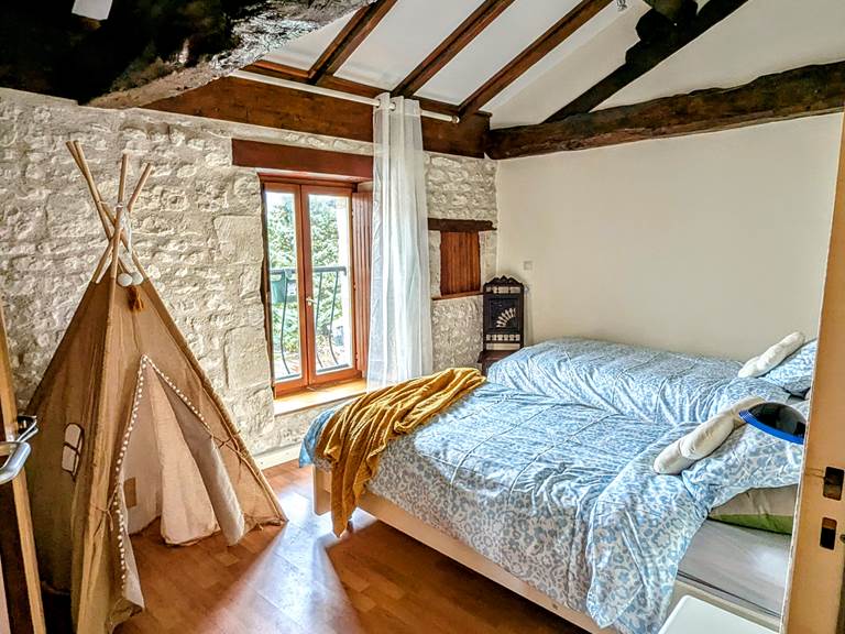 Kids bedroom with two single beds and play tent at Secret de Campagne, Jaulnay Gites de Famille.