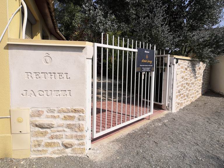 portail d'entrée du logement, maison sécurisée par alarme