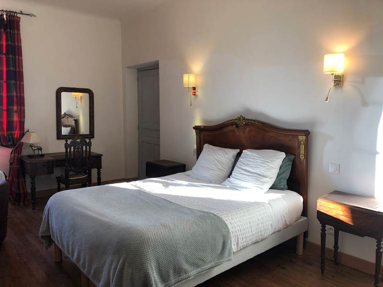 grande chambre lumineuse avec lit queen size 160 x 200