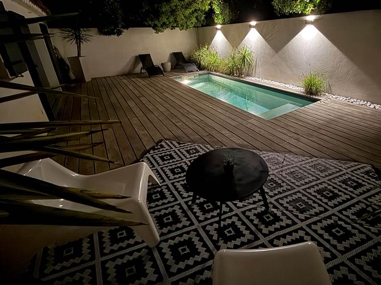 Piscine illuminée la nuit – détente et sérénité sous les étoiles