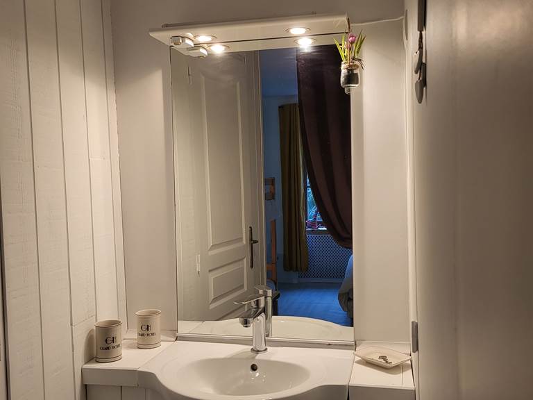 Salle de bain privative chambre enfants le Duguesclin