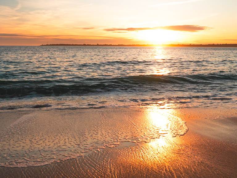 Coucher de soleil de la plage des Sables Blancs Concarneau Finistère Bretagne