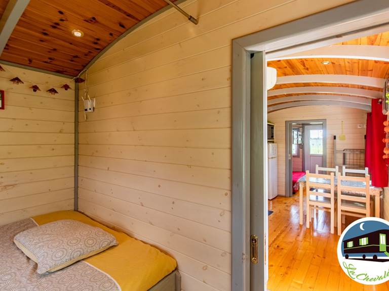 10 Gite la chevalerie 49170 roulotte insouciante