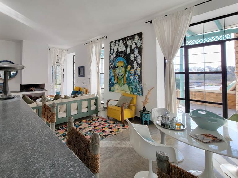 Vue sur la piscine depuis la salon, un véritable bain de lumière!