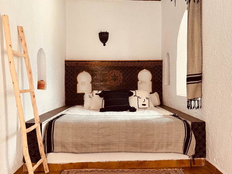 eucalyptus-hotel-chambre-berbere-tradition-lit-poutres-tapis-gallery