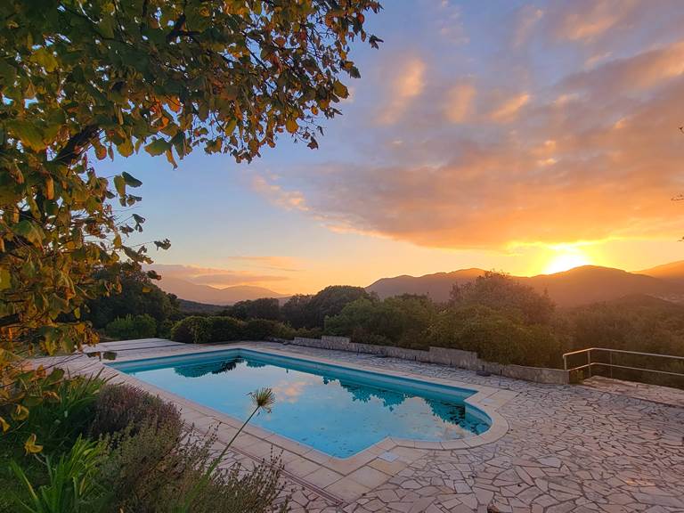 coucher-soleil-piscine-vue-panoramique-domaine-cardu.jpg