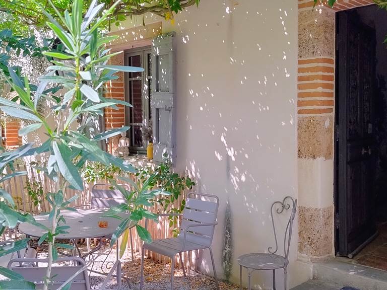 16-bis-gite-hotel-marssac-repas-jardin